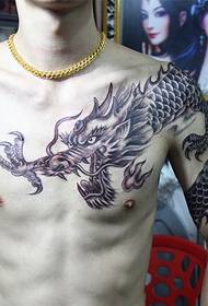 Un puissant tatouage de dragon sur l'épaule aimé des hommes