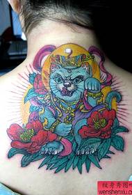 Djeluje prekrasna ženska osoba koja privlači mačku natrag cvijet tetovaža mačaka