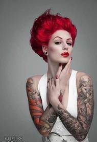 Kızıl saçlı kadın dövme deseni
