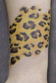 Modello di tatuaggio femminile: immagine del tatuaggio del tatuaggio del tatuaggio del leopardo di colore del braccio