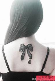 Nydelig tatovering med kvinners blonder på baksiden av jenta