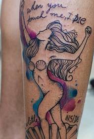 Modeli i bukur i tatuazheve me bojëra uji të botës së fantazisë