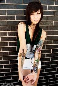 Uzorak tetovaža mlade žene