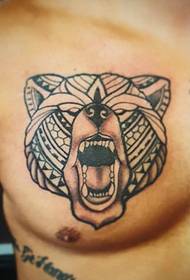 Mies monityylinen hallitseva karhu tatuointi malli