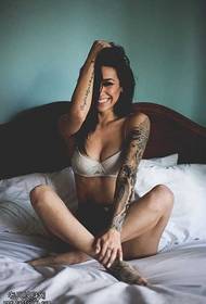 Modello di moda donna inglese tatuaggio