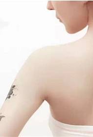 Tatuaggio elfo fiore carino