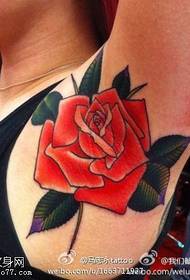 Prekrasan i zasljepljujući uzorak tetovaže velike ruže