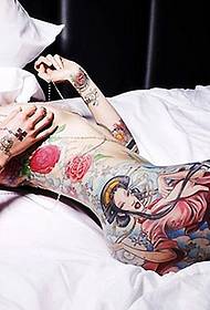 Gyönyörű nő portré tetoválás az ágy oldalán