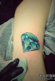 Barvit vzorec diamantne tetovaže na notranji strani roke lepe ženske