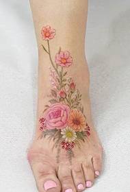 Gražios tapybos stiliaus ir gėlių modelio tatuiruočių nuotraukos