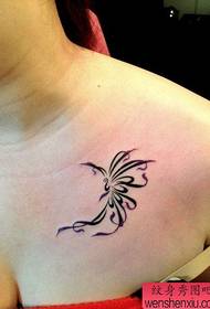 Naisen suosikki rinnan totem-perhonen tatuointikuvio