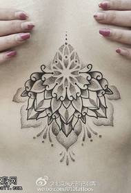 Model de tatuaj clasic de lotus piept de înfrumusețare