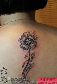Gyönyörű és népszerű négylevelű lóhere tetoválás a szépség hátulján