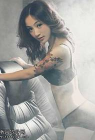 No es el mismo patrón de tatuaje de mujer de flores