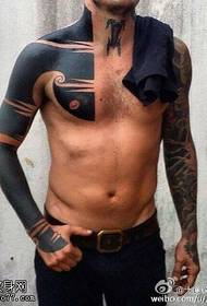 Muškarci dominiraju klasičnim totem tetovažom uzorak tetovaža