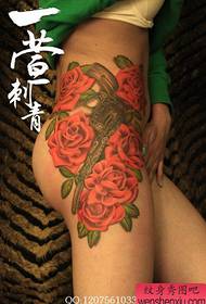 Schöne Taille zu den Beinen, die mit schönen Rosen und Pistolen-Tätowierungen populär sind