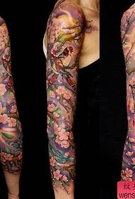 Vakker arm vakker farget blomsterarm skjorte med plommatatoveringsmønster