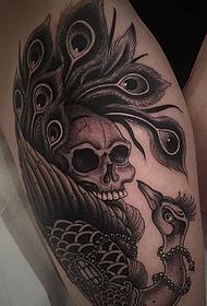 A furcsa fekete-fehér szürke tetoválásmintázat Lupo Horiokami férfi tetováló művész származik.