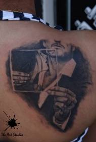 Înapoi în alb și negru bărbat și femeie portret model de tatuaj în formă de inimă