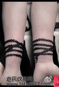 Alle ragazze piace il modello del tatuaggio del braccialetto