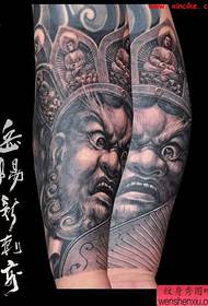 Βραχίονα κρατώντας το μοτίβο τατουάζ του βασιλιά