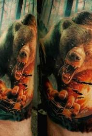 Arm зъл мечка атакува човек с пистолет татуировка модел