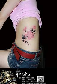 Tatuatge de flor de cintura del costat femení