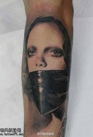 Ruka maskirani uzorak žene tetovaža