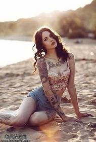 Brunette nainen englanti tatuointi malli