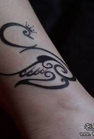 Neska hankak totem swan tatuaje eredua