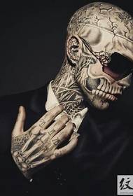 Zombie tub Rick Genest lub npe tattoo