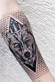 Bel tatuaggio testa di lupo che gli uomini amano