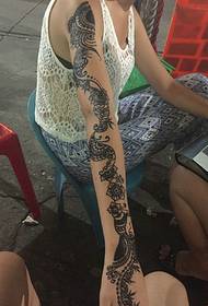 Indiske vakre Henna-tatoveringer er populære blant kvinner.