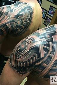 Тренди мушкарац мора да обуче механичку тетоважу