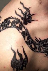 Photo de tatouage de totem dragon homme noir épaule dragon