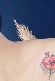 Virág tetoválás képek alkalmas elegáns és nemes lányok számára