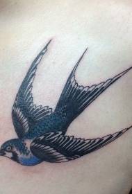 Disegno del tatuaggio rondine blu e nero sul petto
