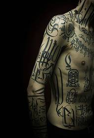 Nagyon művészi idegen férfiak, akiket tetoválás fed le