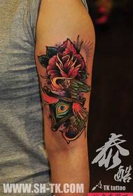 Vyriškos rankos graži rožių gėlė su akimis sparnais tatuiruotės raštas