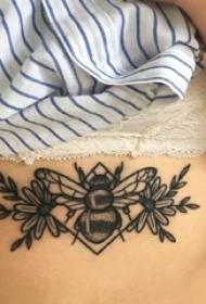 छाती मधुमक्खी टैटू तस्वीर के नीचे छोटी मधुमक्खी टैटू लड़की