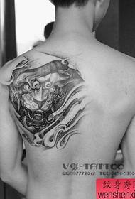 Vrlo popularan Tang uzorak tetovaže lavova na ramenima