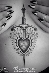 Strzałka przez wzór tatuażu serca