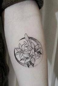 Skup prekrasnih cvjetnih tetovaža dizajna za djevojčice