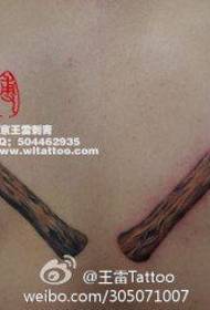 Cool zgodna zgodna sjekira tetovaža na muškim leđima