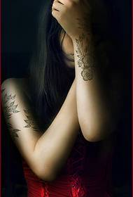 Tatuering för totem för kvinnlig armblomma