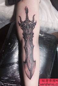 Cool a pekný vzor tetovania mečom