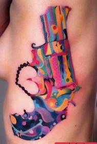 Dievčatá bočné opasok je obľúbený alternatívny vzor tetovania pre pištole