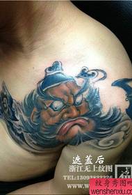 Tatuaggi di orologi classici sulle spalle dei ragazzi