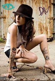 Butterfly μοτίβο τατουάζ γυναίκα