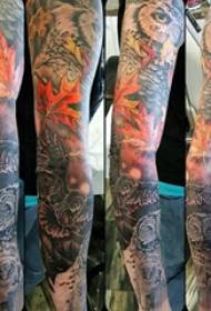 Klevo lapo tatuiruotės iliustracija - spalvingas klevo lapo tatuiruotės piešinys